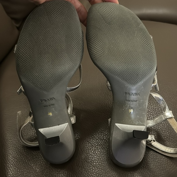 Bought but never worn beautiful
Prada Silver Leather kitten heels Size
38 1/2 - Picture 7 of 13
